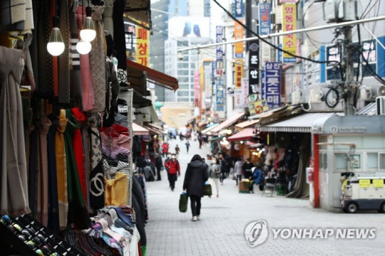 정부가 사회적 거리두기, 5인이상 모임금지 조치를 연장키로 하면서, 소상공인들이 반발하고 있다. 연합뉴스
